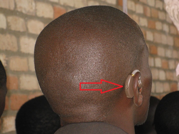 Nubwo hasanzwe ibikorwa byo gufasha abafite ubumuga ariko ngo ntibihagije. Uyu ni umwe mu bahawe inyunganirangingo mu nkambi ya Kigeme, Nyamagabe.