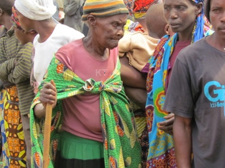 Nubwo agaragara nk'unaniwe yahagaze ku murongo w'abitabiriye amatora.
