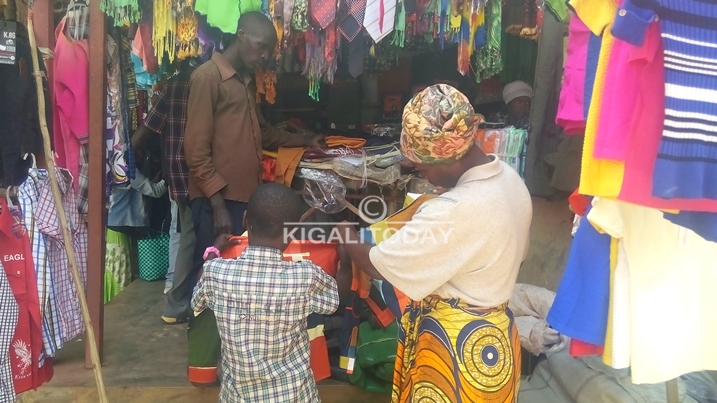 Nubwo hari abavuga ko imyiteguro ya noheri na bonane itameze neza ariko ntibibuza ko hari abarimo kugura imyambaro y'iminsi mikuru.
