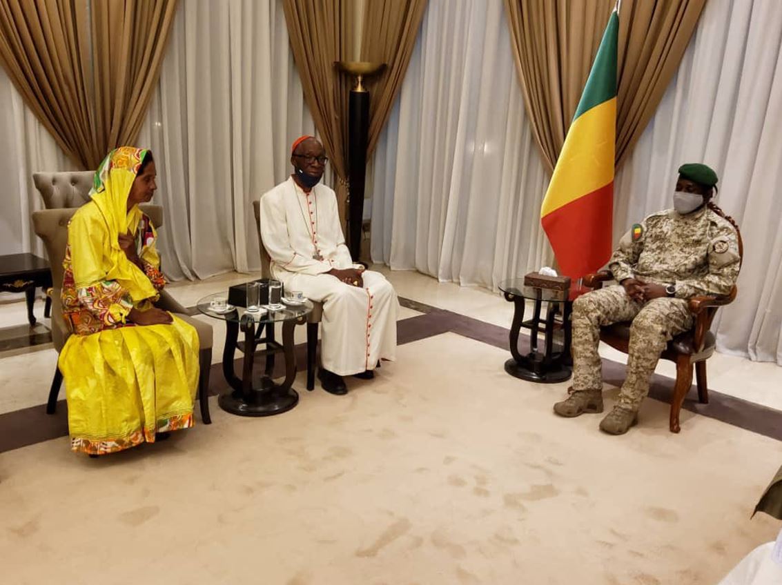 Umubikira Gloria yagaragaye kuri televiziyo y'igihugu ari kumwe na Musenyeri mukuru wa Bamako Jean Zerbo (uri hagati) hamwe na Perezida w'inzibacyuho wa Mali, Col Assimi Goïta