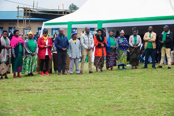 Hahembwe abasaga 300