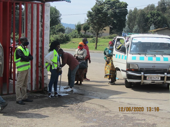 Imodoka zisiga abagenzi ku muryango wa gare kugira ngo babanze bakarabe