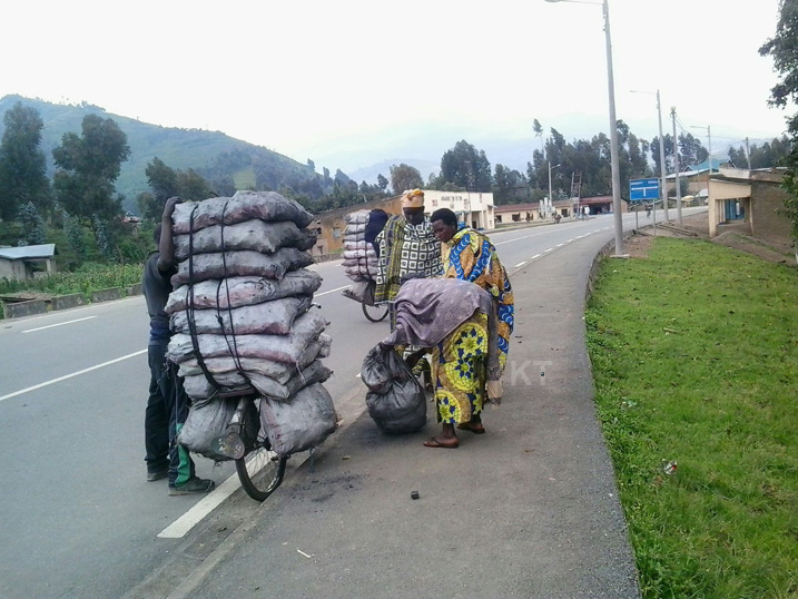 Nyabihu ubuzima bwahise bukomeza nyuma y'amatora aha abagore bahahaga amakara