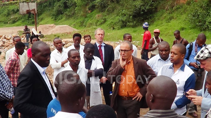 Aha ni i Nyabikenke Ababiligi basobanurirwa uburyo inkunga batera u Rwanda mu mashuri y'imyuga ikoreshwa.