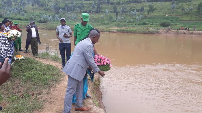 Nyabarongo yo mu Kabagari hashyirwa indabo nk'uko bigenda ku bindi bice byayo ariko ntiharashyirwa ikimenyetso cy'amateka