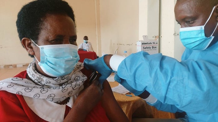 Abakorera mu masoko ya Kigali barimo gukingirwa Covid-19