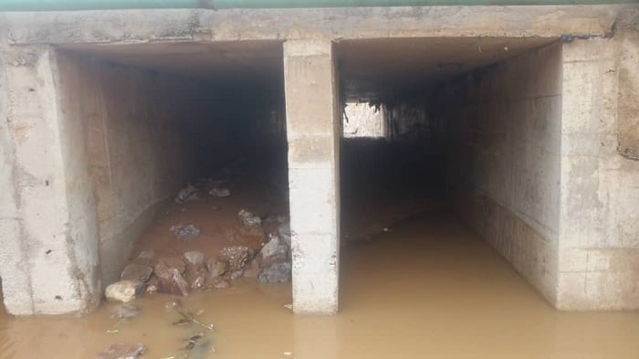 Imvura yaguye ku munsi w'Intwari ngo yamusanze aryamye hano mu kiraro, imvura ikomeza kwiyongera abura uko avamo