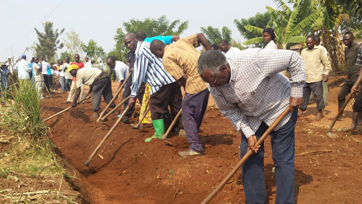 Senateri Mike Rugema na we ni ho yawukoreye.