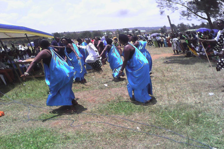 Abagore bacinye akadiho bishimira ko bateye imbere.