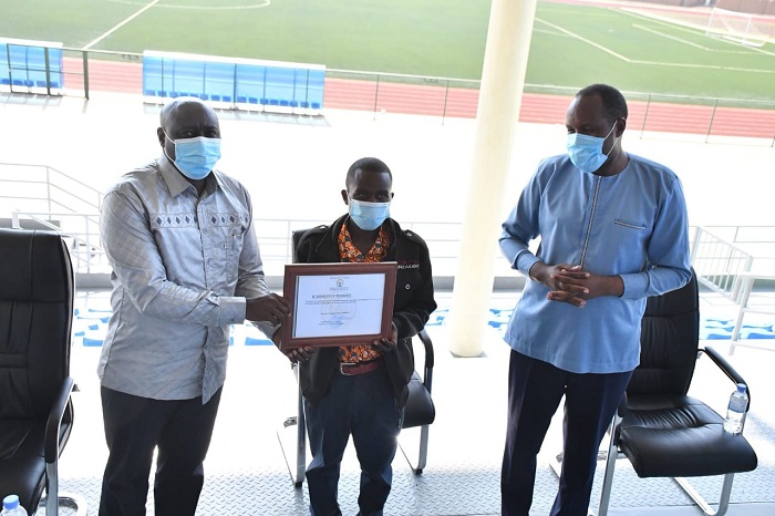 Guverineri Gasana ashyikiriza icyemezo cy'ishimwe umwe mu besheje uwo muhigo