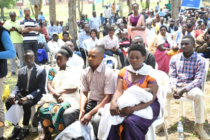 Imiryango ibiri niyo yabanaga mu buryo butemewe, yemeye kwiyandikishaho abana