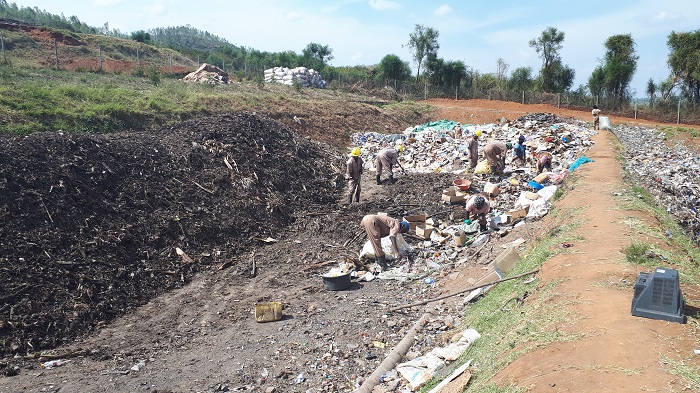 Abakozi bavangura imyanda bavuga ko kumara amezi 2 badahembwa bibatakariza icyizere mu baturage