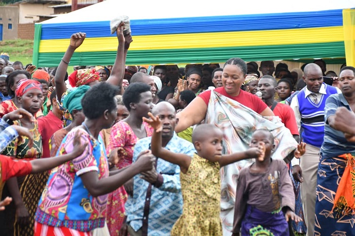 Abaturage n'abayobozi bacinye akadiho bishimira Umunsi w'Intwari