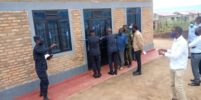 Umuyobozi w'Akarere ka Nyagatare, Gasana Stephen, ari kumwe n'Umuyobozi wa Polisi ku rwego rw'Akarere ka Nyagatare, bashyikirije Habumugisha Theogène inzu yubakiwe