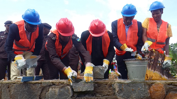 Hashyizwe ibuye ry'ifatizo ahagiye kubakwa inyubako abagororwa bazajya bigiramo imyuga