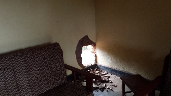 Uhagaze mu nzu imbere ubona ko umwenge baciye ari mugari ku buryo kunyuramo byakorohera buri wese