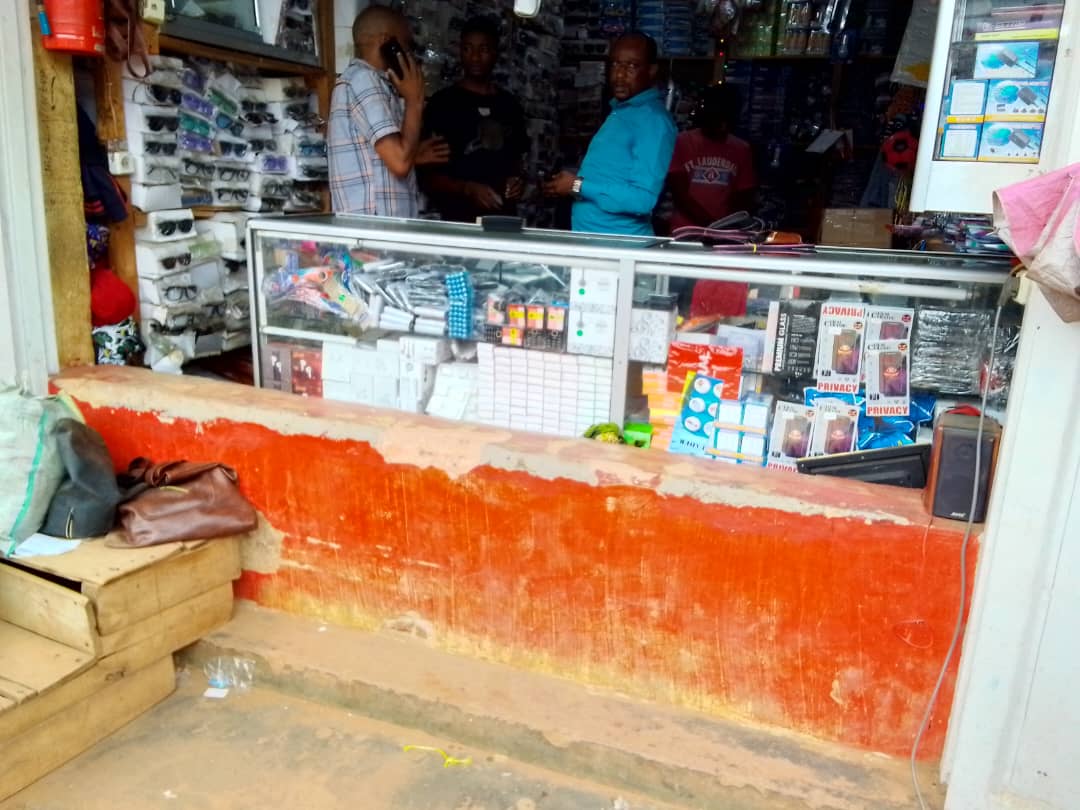 Bari barubatse agakuta mu muryango gakumira amazi ngo batongera guhomba