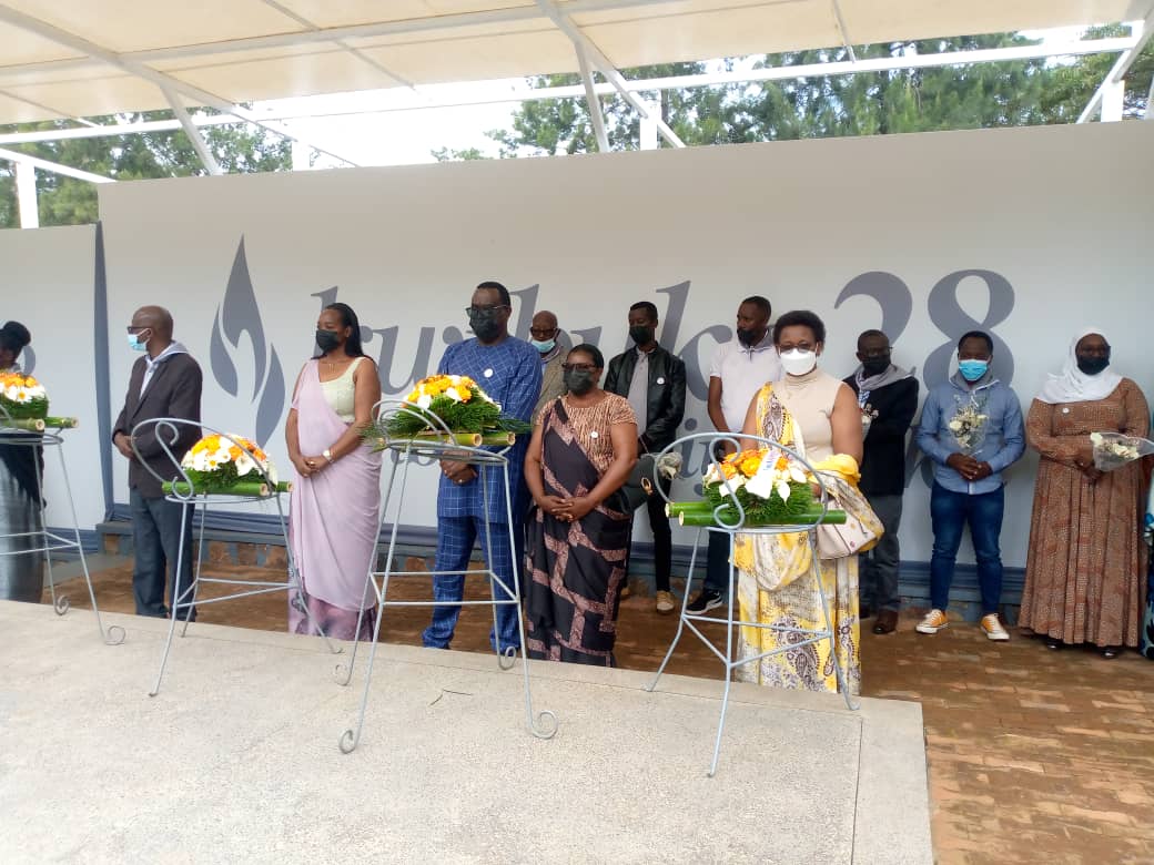 Bashyize indabo banunamira inzirakarengane ziruhukiye mu rwibutso rwa Jenoside rwa Kigali ruri ku Gisozi