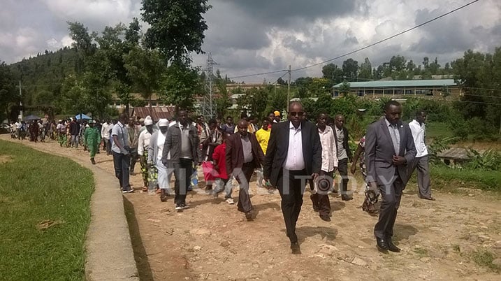 Abaturage bo mu Mudugudu wa Nyanza, Akagari ka Karama mu Murenge wa Cyanika wo mu Karere ka Nyamagabe batangije urugendo rwo kwibuka rugana ku rwibutso rwa Cyanika.