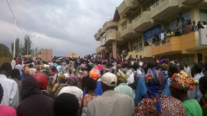 Ibihumbi n'ibihumbi by'abaturage bari buzuye imihanda ndetse bahagarara no mu magorofa hejuru bamagana ifatwa rya Lt Gen Karanzi Karake.