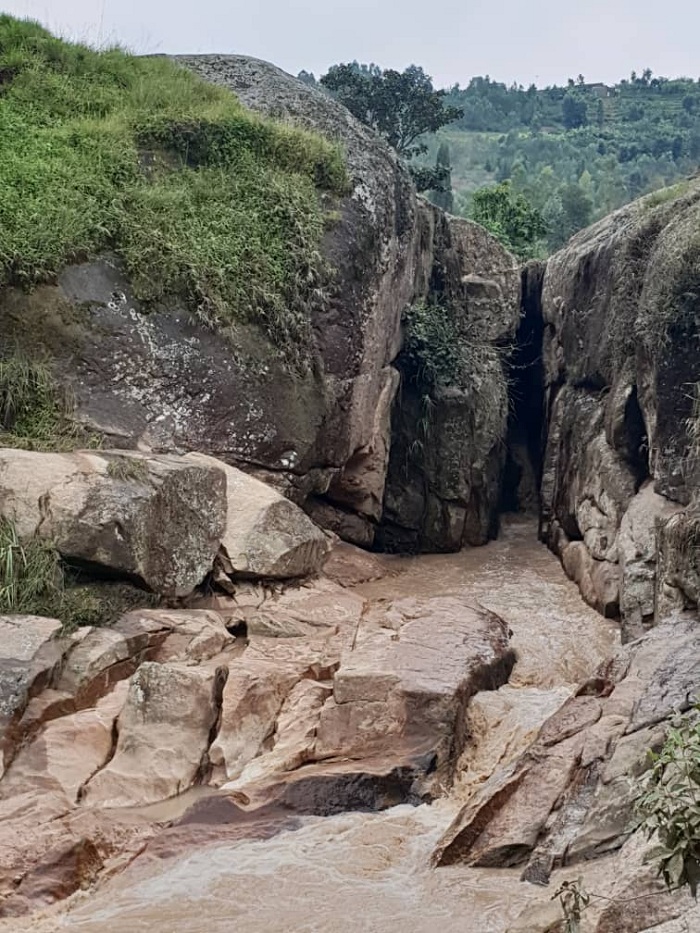 Aka kagezi biravugwa ko kuzuye amazi ajya mu buvumo abasangamo 