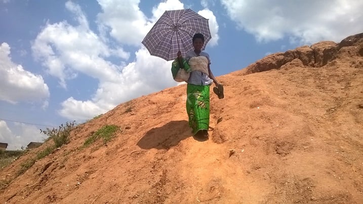 Abaturage nubwo bafashe ingamba zo kurwanya isuri hari igikuku kibabangamiye gituma bagenda bakuyemo inkweto kugira ngo batagwa mu manga.