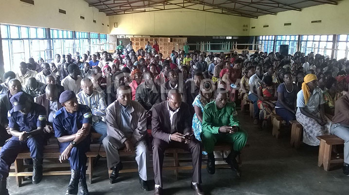 Nyuma y'urugendo rwo kwibuka no kunamira abazize Jenoside bashyinguye mu rwibutso rwa Cyanika, abatuye Umudugudu wa Nyanza bakomereje mu biganiro kuri gahunda yo kwibuka.