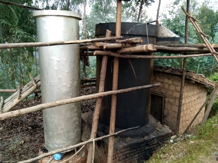 Ingunguru yirabura ni itekerwamo amababi naho iyeruruka ni ijyamo icyuya kirimo amavuta hanyuma akaza kwitandukanya n