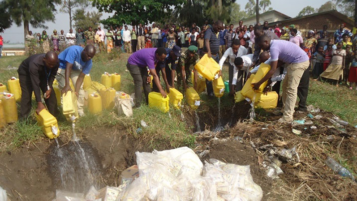 Kanyanga yafatiwe mu Rwanda ntisiba kumenwa ngo abaturage berekwe ububi bwayo.