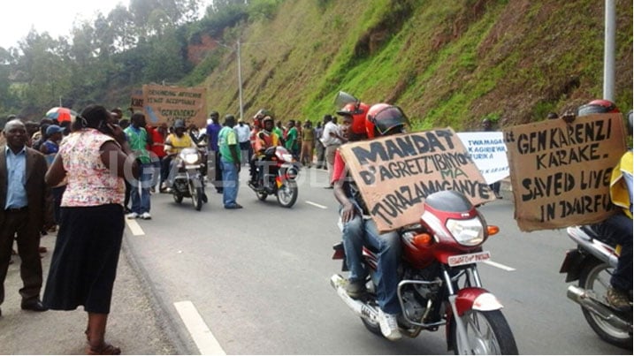 Nyamasheke abaturage bamagana inyandiko zita muri yombi abahagaritse Jenoside.