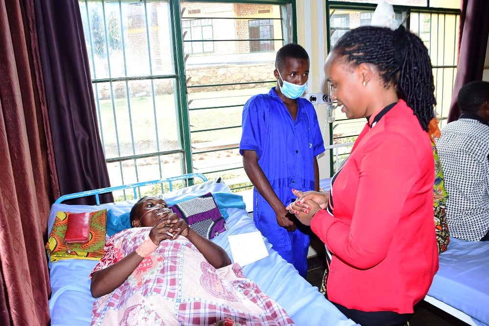 Kayitesi yasuye abarwayi arabahumuriza