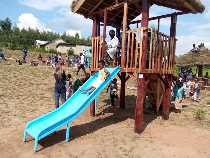 Umwicundo w'abakiri batoya umuntu yagereranya n'aho mu cyaro bamanukira ku mitumba