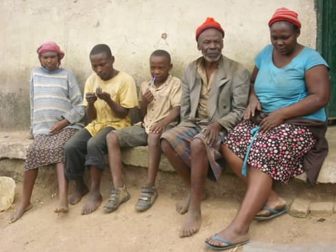 Bamwe mu bagize umuryango wa Munyentwari Faustin bakubiswe bagiye kumukiza
