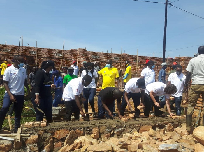 Ubuyobozi bw'Akarere ka Nyarugenge hamwe n'abafatanyabikorwa bako mu muganda wo kubakira abatishoboye ku Rwesero