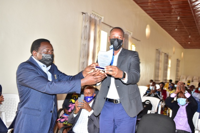 Umuyobozi w'Akarere ka Nyaruguru n'umwungirije ushinzwe ubukungu bishimiye igikombe cy'umwanya wa gatanu muri Ejo Heza, mu Rwanda