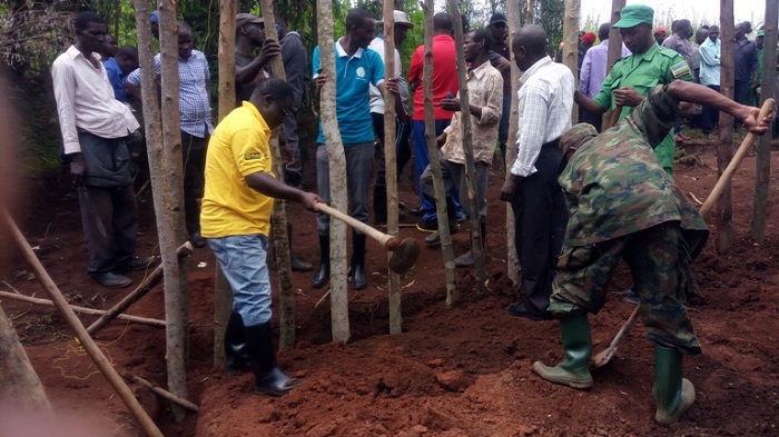 Umuyobozi w'Akarere ka Nyaruguru, François Habitegeko, wambaye agapira k'umuhondo, na we yifatanyije n'abubakiye Uwimana Chantal 