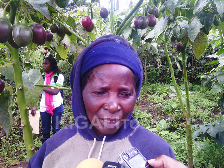 Nyina wa Bizimana yemeza ko ubuhinzi bwe bwagiriye akamaro umuryango.