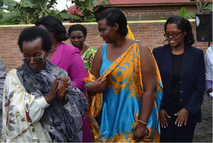 Nyirabagesera ashimirwa na Unity Club ubwitange yagize mu kwita kubana b'ipfubyi.