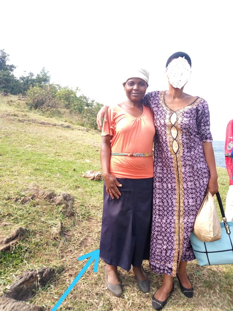 Nyirabagesera (wambaye ijipo y'umukara) yishimira ko we n'umugabo we ndetse n'umwana yari atwite bagihumeka n'ubwo bahuye n'ibibazo bikomeye mu gihe cya Jenoside