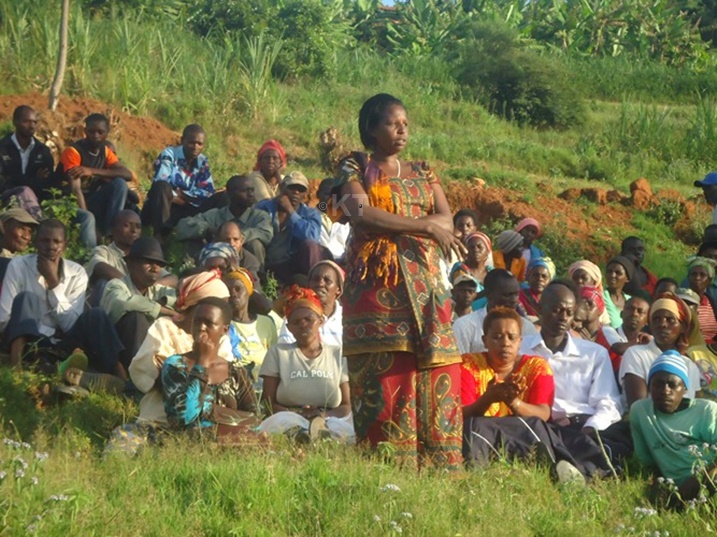 Nyirabahire Venancie agaragaza akababaro afite ko kuvanwa mu isambu huti huti, imitungo ye yangizwa. Ifoto: Eric Muvara/Kigali Today.