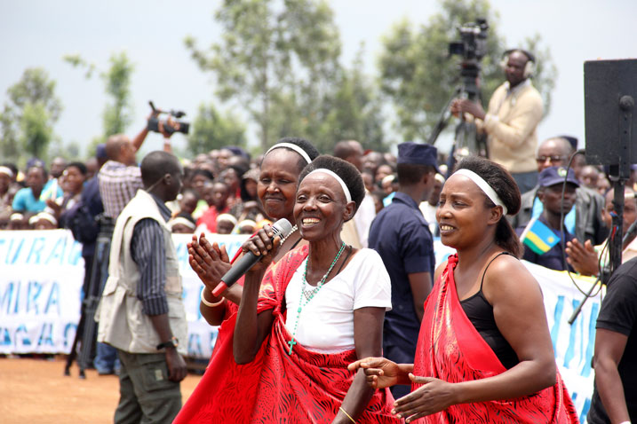 Nyirabahutu Daphrose (ufite micro) n'abagize itorero rye baririmba ubwo Perezida Kagame yasuraga akarere ka Nyaruguru.