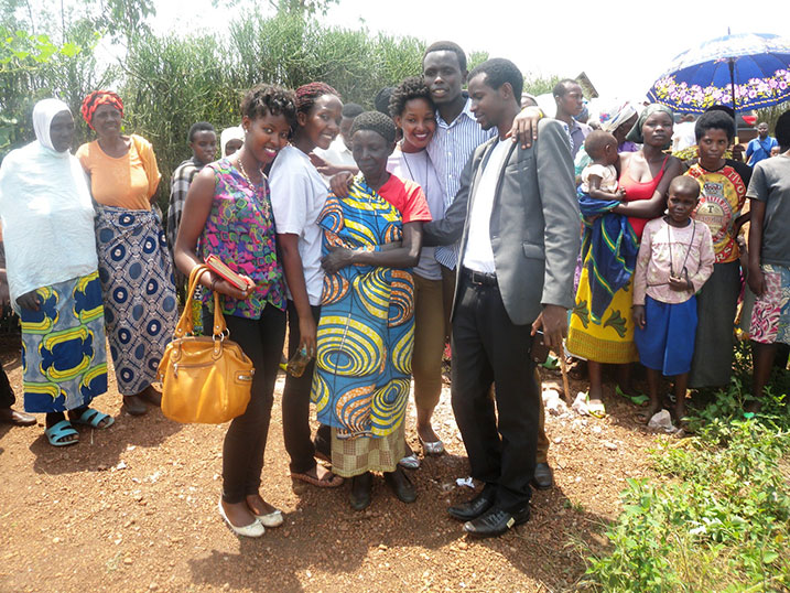 Nyirabakiga Marie w'imyaka 99 y'amavuko yishimanye n'urubyiruko ruri kumwubakira inzu y'amasaziro.