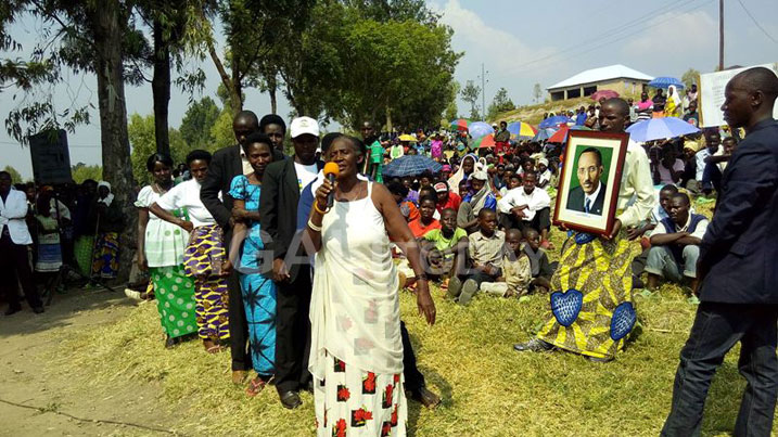 Nyirabasinde, wasigajwe inyuma n'amateka, avuga ko ubu bisanga mu bandi Banyarwanda bakaba batakinenwa. 