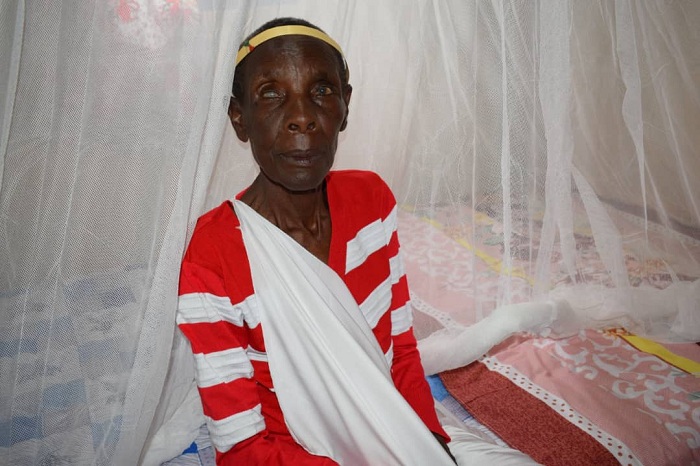 Nyirabukeye yabagaho acumbikiwe n'abaturanyi nyuma y'uko inzu ye iguye