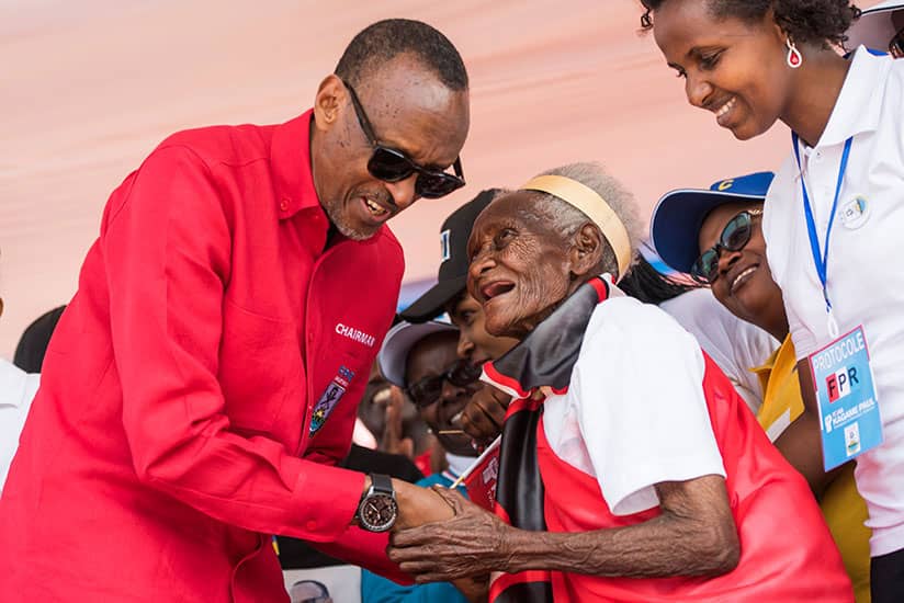 No muri 2017 uyu mukecuru yagize amahirwe yo gusuhuzanya no kuvugana n'Umukuru w'Igihugu