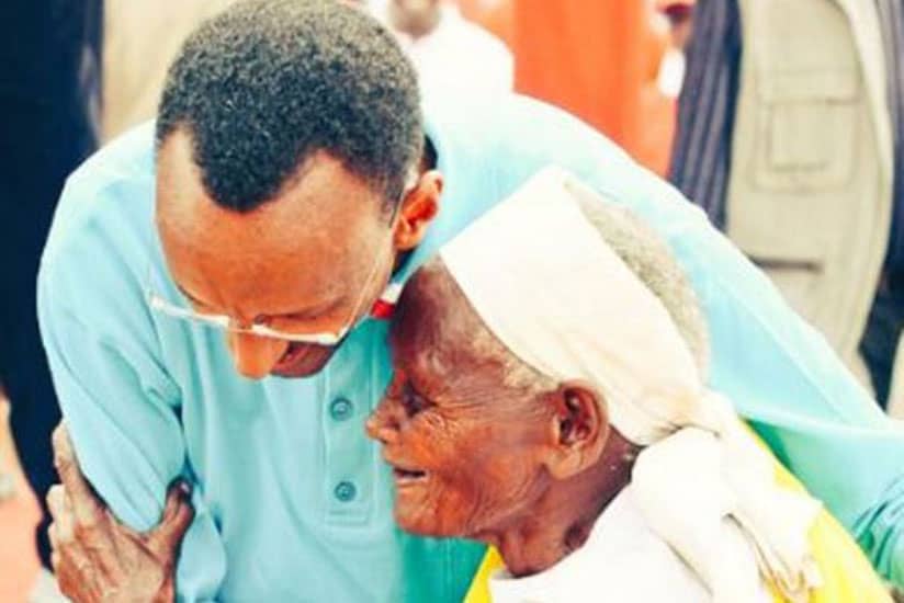 Mu bikorwa byo kwiyamamaza muri 2010 umukecuru Nyiramandwa yahuye na Perezida Kagame barasuhuzanya