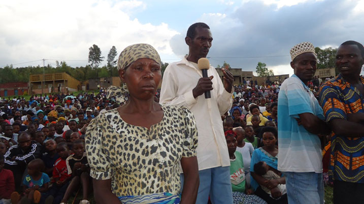 Nyiramariza ugaragaza agahinda ku maso, umugabo inyuma ufashe Micro ni Kijabuzima.