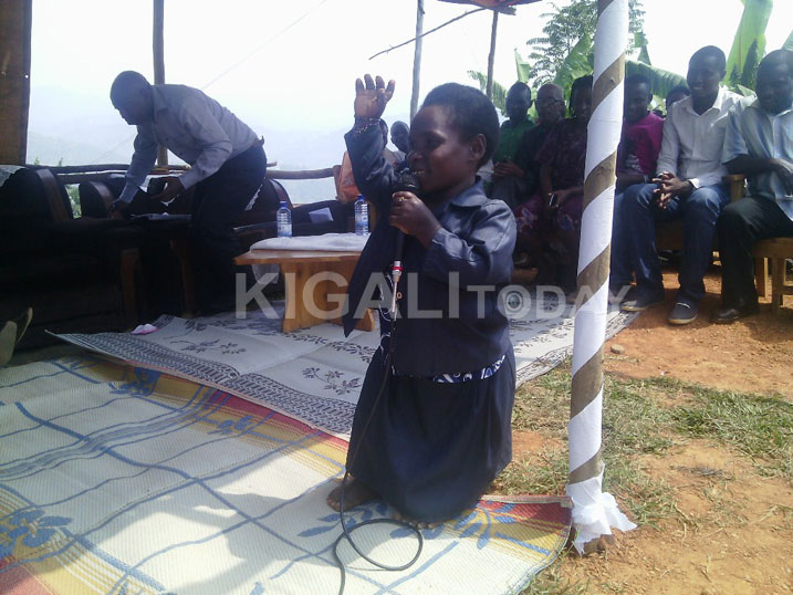 Nyiraneza we yifuriza Kagame kuyobora u Rwanda indi myaka 100 kuko yamuhaye imashini idoda akabasha kwiteza imbere.
