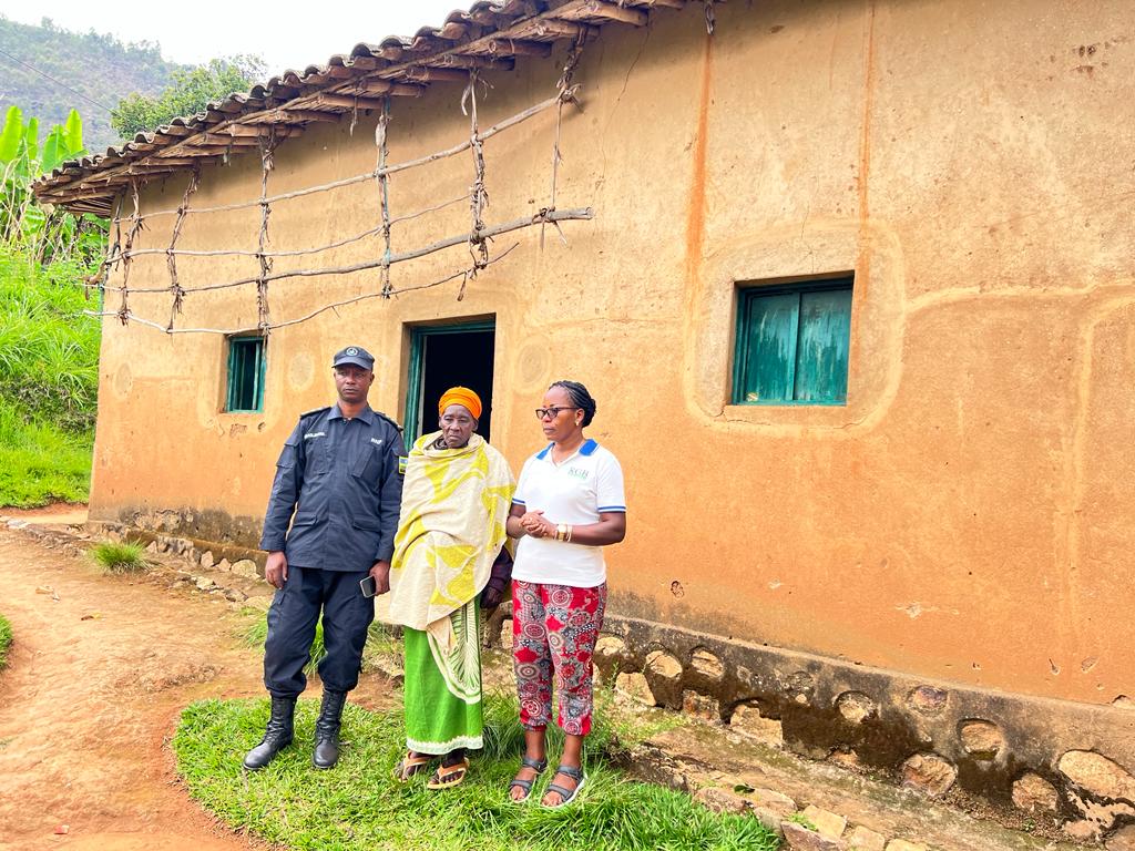 Nyiransababera ari hagati ya Gitifu n'Umuyobozi wa Polisi mu Murenge wa Gatumba muri Ngororero ubwo bari bamaze kumushakira aho aba