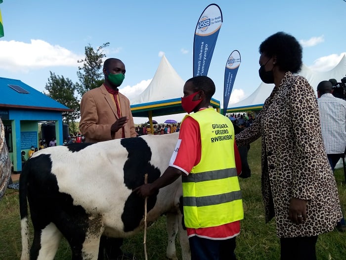 Minisitiri Nyirarukundo ashyikiriza inka umukuru w